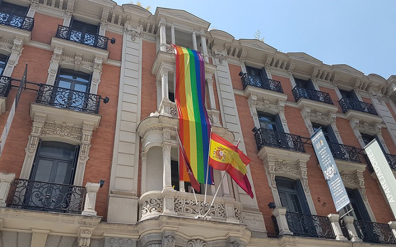 Imagen Bandera LGTBI en fachada de la Sede